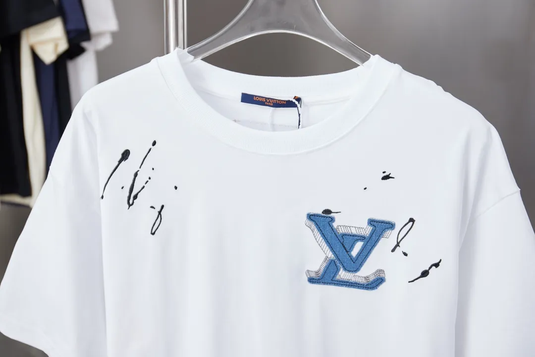 🅿️200 1V 25SS early spring new style denim splicing embroidery LV short sleeves light luxury essential item for daily commuting for men and women correct version welcome to compare detailed features · 320g 100% pure cotton double yarn jersey fabric · Special thickened 32 pieces of double-strand 1X1 thread in the same vat custom dyeing · Denim cutting and splicing ➕Various embroidery craft letters · Double needle stitching across seams · Original main mark, washed tag, brand moisture-proof paper packaging Color: black/white Size: S/M/L/XL